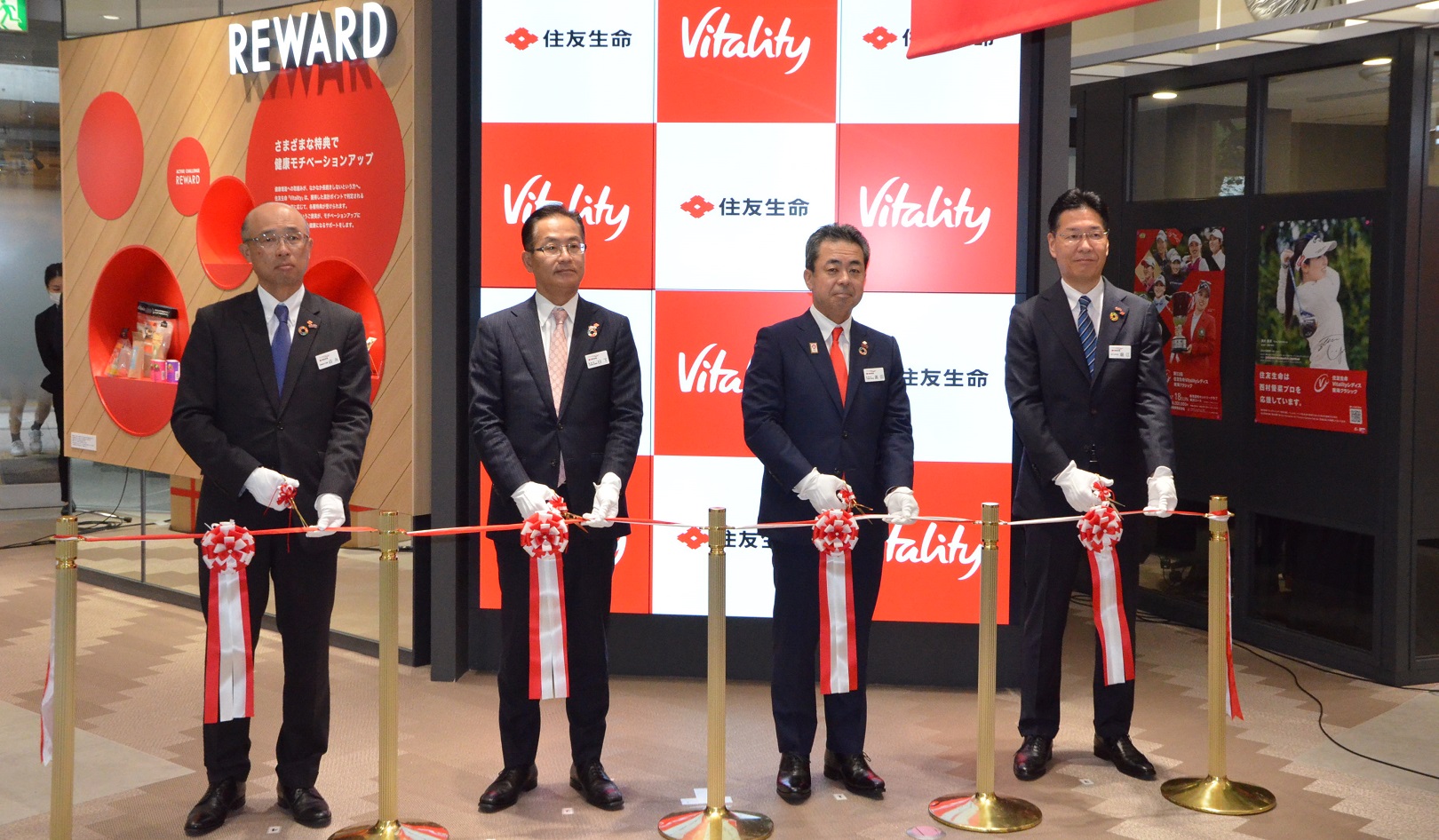 オープニングセレモニーでテープカットする住友生命の高田社長（左から3人目、7月4日、「Vitality」プラザ大阪梅田Advance店）